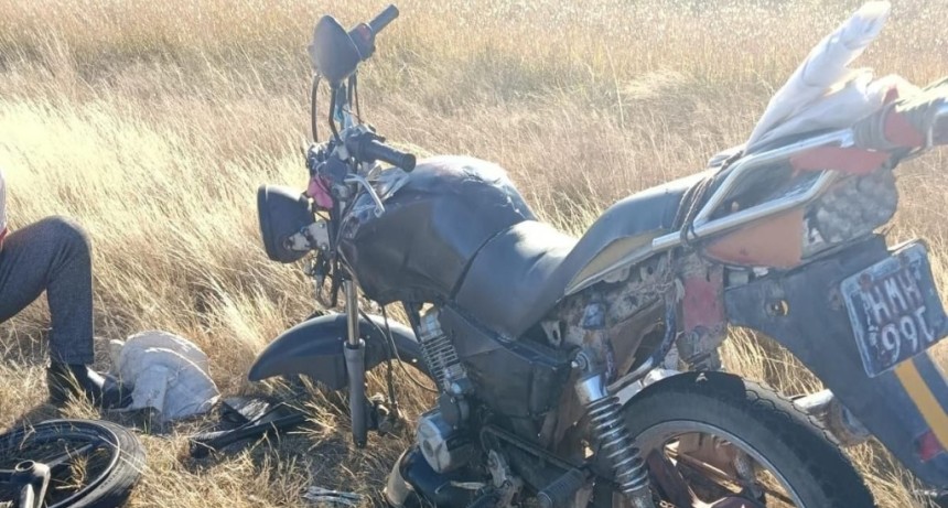 VIAJABAN EN MOTO Y PERDIERON EL CONTROL POR UN BACHE EN RUTA 141: HUBO DOS HERIDOS