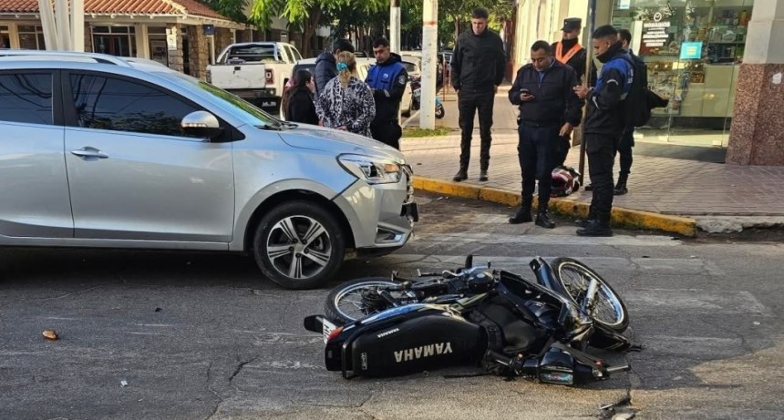 OTRO SINIESTRO VIAL: MOTOCICLISTA HERIDA EN PLENO CENTRO CAPITALINO