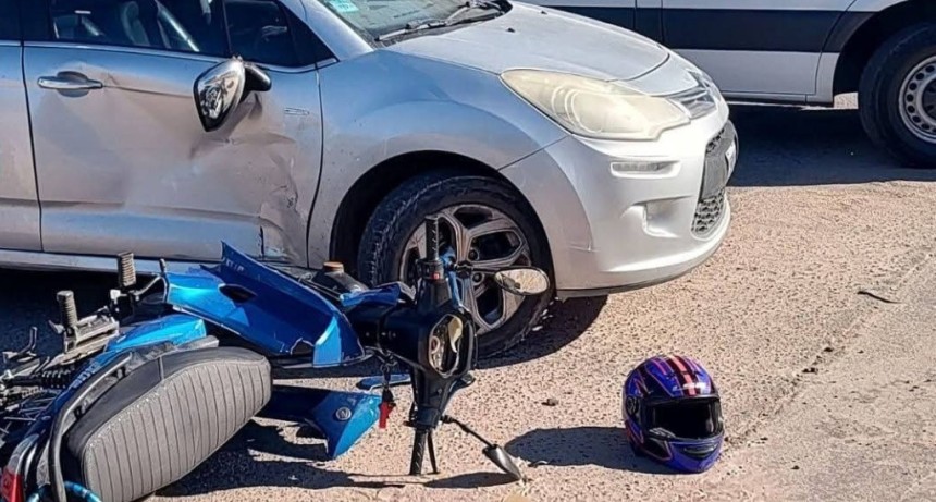 CHOQUE ENTRE UN AUTO Y UNA MOTO DEJ&Oacute; DOS HERIDOS EN LA ZONA SUR