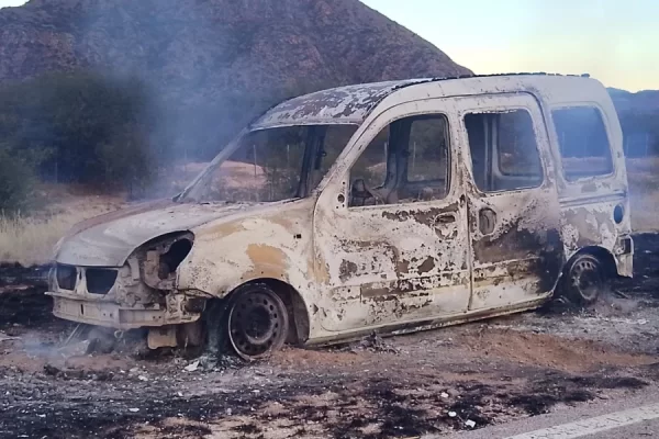 INCENDIO DESTRUY&Oacute; UNA CAMIONETA CAMINO A LA COSTA