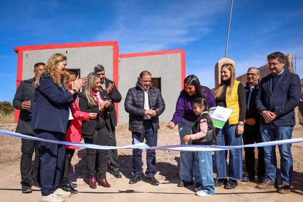 QUINTELA ENTREG&Oacute; DOS NUEVAS VIVIENDAS EN VINCHINA Y YA SON 52 LAS FAMILIAS BENEFICIADAS POR EL PLAN ANGELELLI 