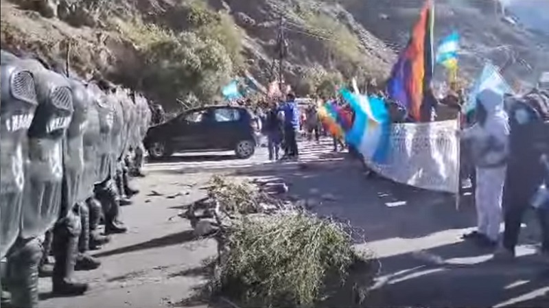 DOCENTES Y MÉDICOS DE TODO EL PAÍS PARAN EN REPUDIO DE LA REPRESIÓN EN JUJUY.