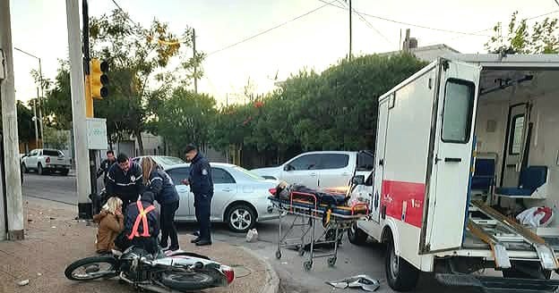 FUERTE SINIESTRO VIAL ENTRE UN AUTOMÓVIL Y UNA MOTOCICLETA