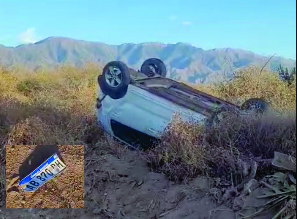 VOLCÓ SU AUTO, LO ABANDONÓ Y SE FUE CAMINANDO  A SU CASA