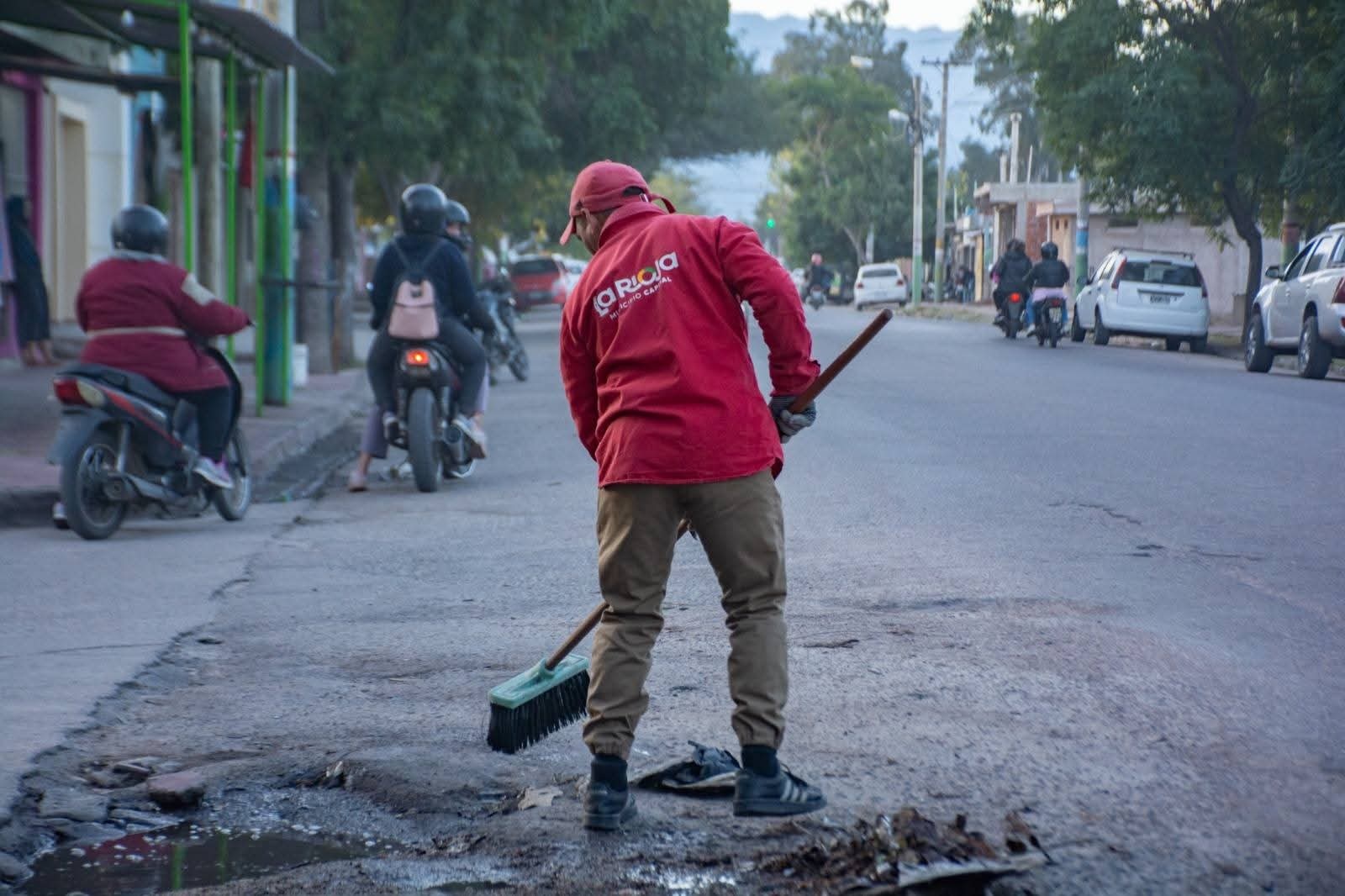 EL MUNICIPIO OPTIMIZA LA CIRCULACIÓN Y LIMPIEZA EN LA AVENIDA  MONSEÑOR ANGELELLI 