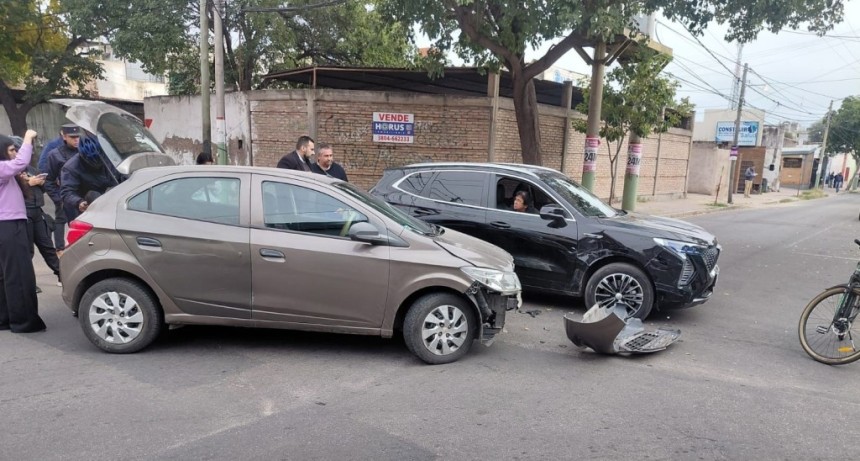SINIESTRO VIAL ENTRE DOS AUTOS DEJ&Oacute; DA&Ntilde;OS MATERIALES