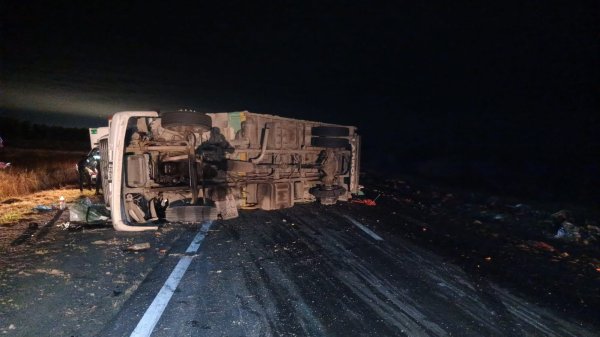  VUELCO DE UN CAMI&Oacute;N EN CERCAN&Iacute;AS A TALAMUYUNA  DEJ&Oacute; UN HERIDO