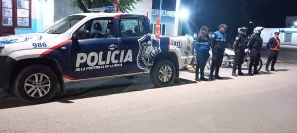 INTENT&Oacute; ROBAR UN CAJERO FRENTE A UNA COMISARIA Y LO DETUVIERON