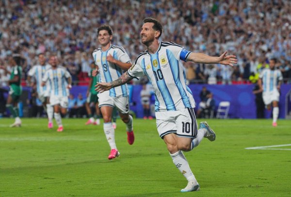 ARGENTINA GOLE&Oacute; A ARGELIA DE LA MANO DE MESSI