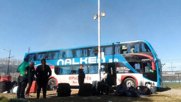 UN COLECTIVO CON PASAJEROS RIOJANOS SUFRI&Oacute; UN ATAQUE A BALAZOS EN TUCUM&Aacute;N