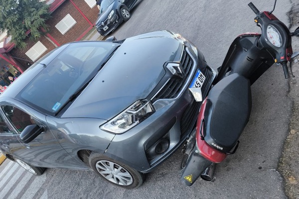 CHOQUE ENTRE UN AUTOM&Oacute;VIL Y UNA MOTOCICLETA DEJ&Oacute; DOS PERSONAS CON LESIONES EN LA ZONA ESTE DE LA CAPITAL