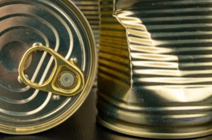 COMER ALIMENTOS DE LATAS ABOLLADAS TIENE UN RIESGO Y ES MUY PELIGROSO
