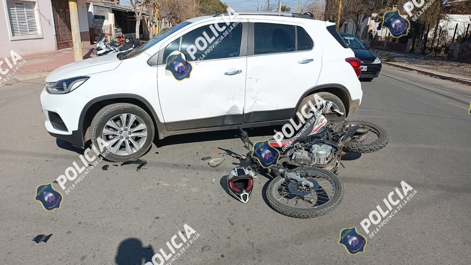 SINIESTRO VIAL ENTRE MOTOCICLETA Y UN AUTO DEJÓ DAÑOS MATERIALES 