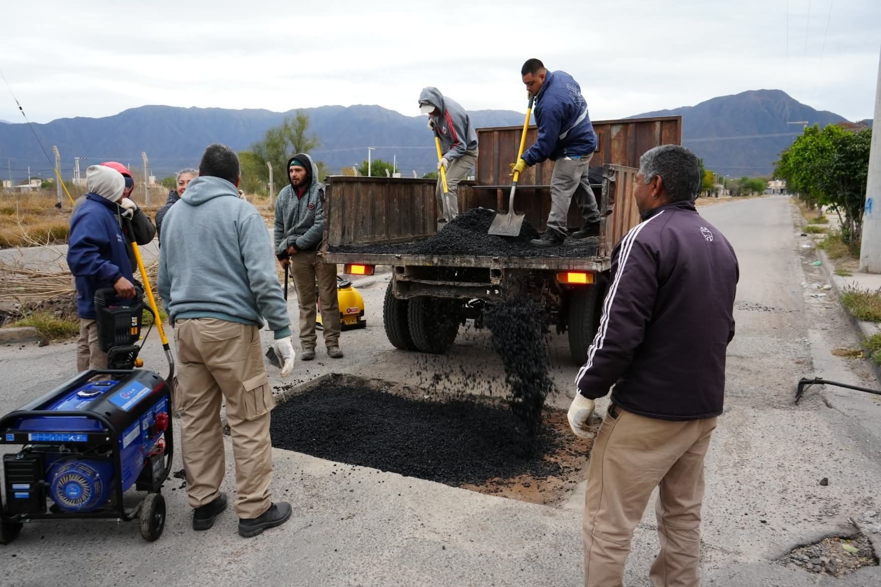 LA MUNICIPALIDAD CONTINÚA CON EL BACHEO EN LAS AVENIDAS 