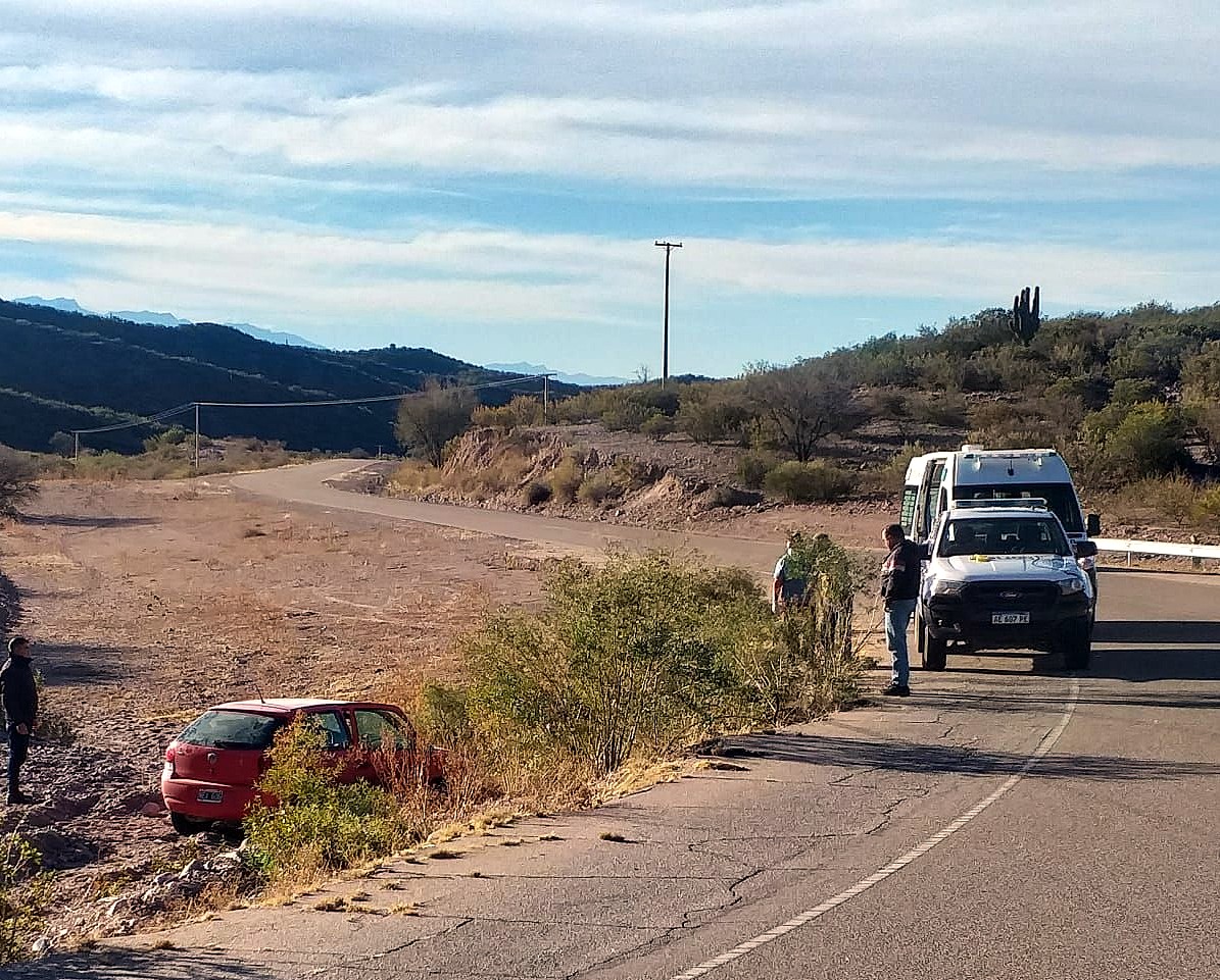CONDUCTOR PERDIÓ EL CONTROL DE SU AUTO EN UNA CURVA Y TERMINÓ CONTRA UNA ALCANTARILLA 