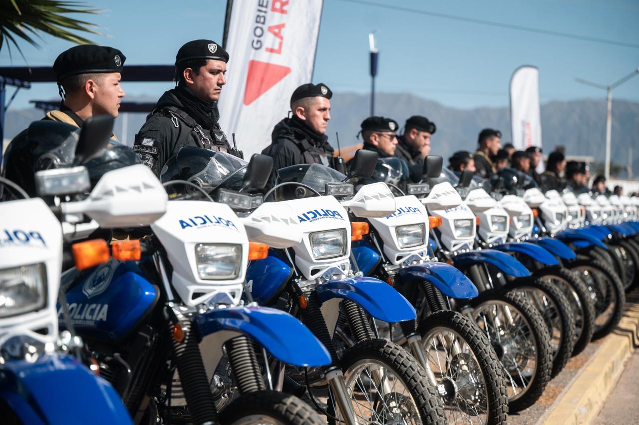  El GOBIERNO ENTREGÓ MÓVILES A LA POLICIA Y PRESENTARON 