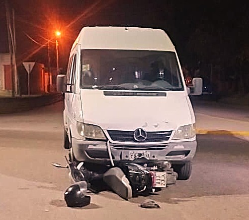 UN MOTOCICLISTA CON LESIONES GRAVES TRAS UN FUERTE CHOQUE CON UNA CAMIONETA