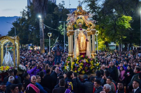 UNA MULTITUD EN LA PROCESI&Oacute;N DE INVIERNO EN HONOR A  SAN NICOL&Aacute;S
