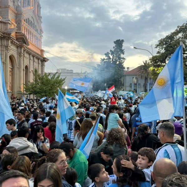 LA RIOJA SE VISTI&Oacute; DE FIESTA TRAS EL TRIUNFO DE ARGENTINA ANTE INGLATERRA