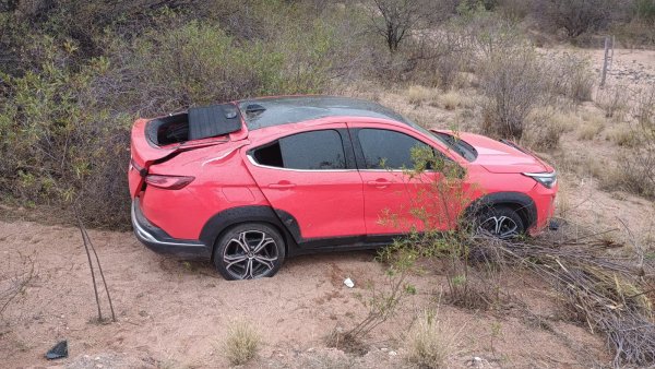 UNA FAMILIA SALI&Oacute; ILESA TRAS UN VUELCO EN RUTA 150 
