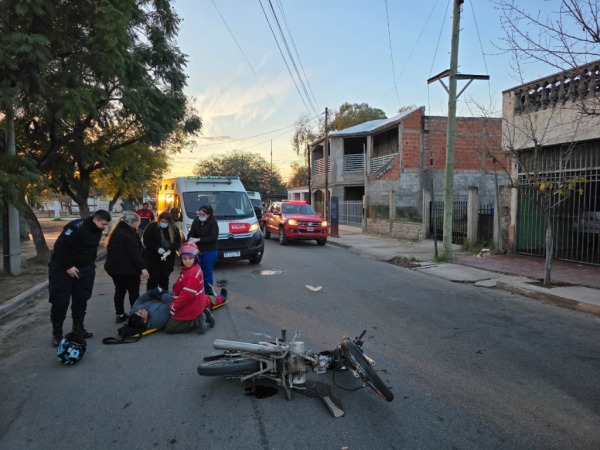 MOTOCICLISTA CON POSIBLE FRACTURA TRAS UN SINIESTRO EN EL BARRIO CEMENTERIO