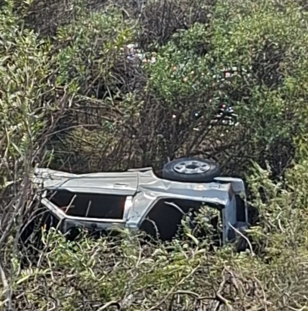 UNA CAMIONETA VOLC&Oacute; EN LA CUESTA DE SANTA FLORENTINA Y SUS OCUPANTES SALIERON ILESOS