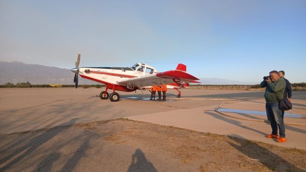 AVIONES HIDRANTES SE SUMAN AL OPERATIVO PARA COMBATIR EL INCENDIO EN GUANCHIN