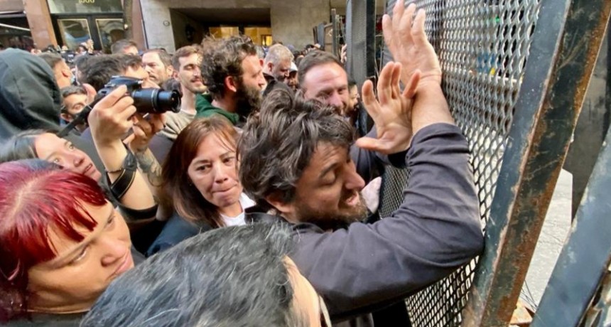 La Justicia le ordenó al Gobierno porteño que cese el operativo policial en la casa de Cristina 