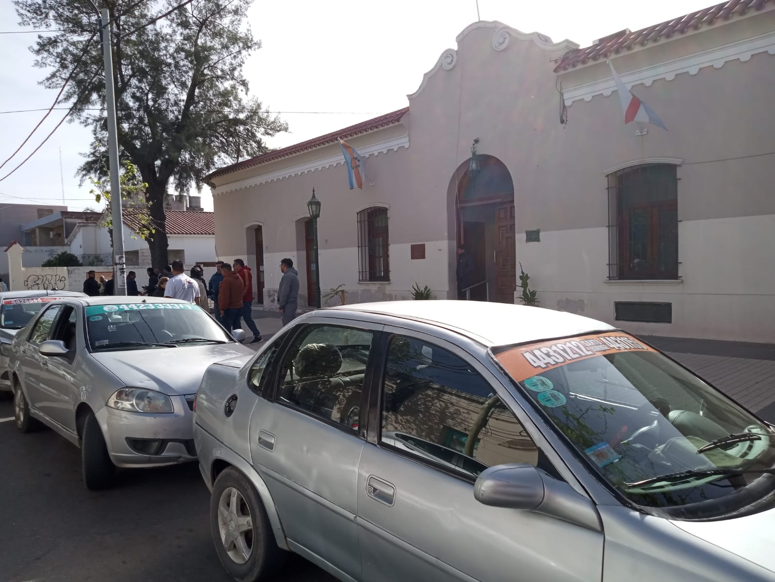 REMISEROS SE MANIFESTARON FRENTE AL CONCEJO DELIBERANTE EXIGIENDO ACTUALIZACIÓN DE TARIFAS
