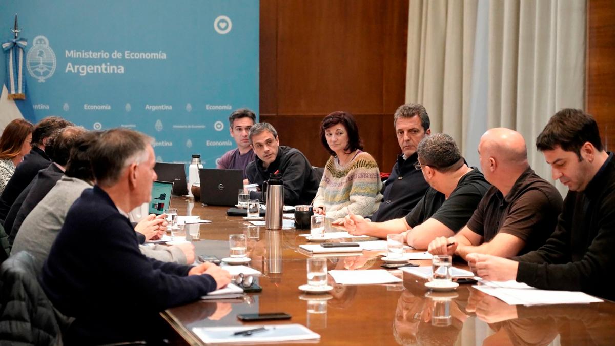 MASSA ENCABEZÓ UNA REUNIÓN PARA ANALIZAR MEDIDAS QUE SE ANUNCIARÁN ESTE DOMINGO