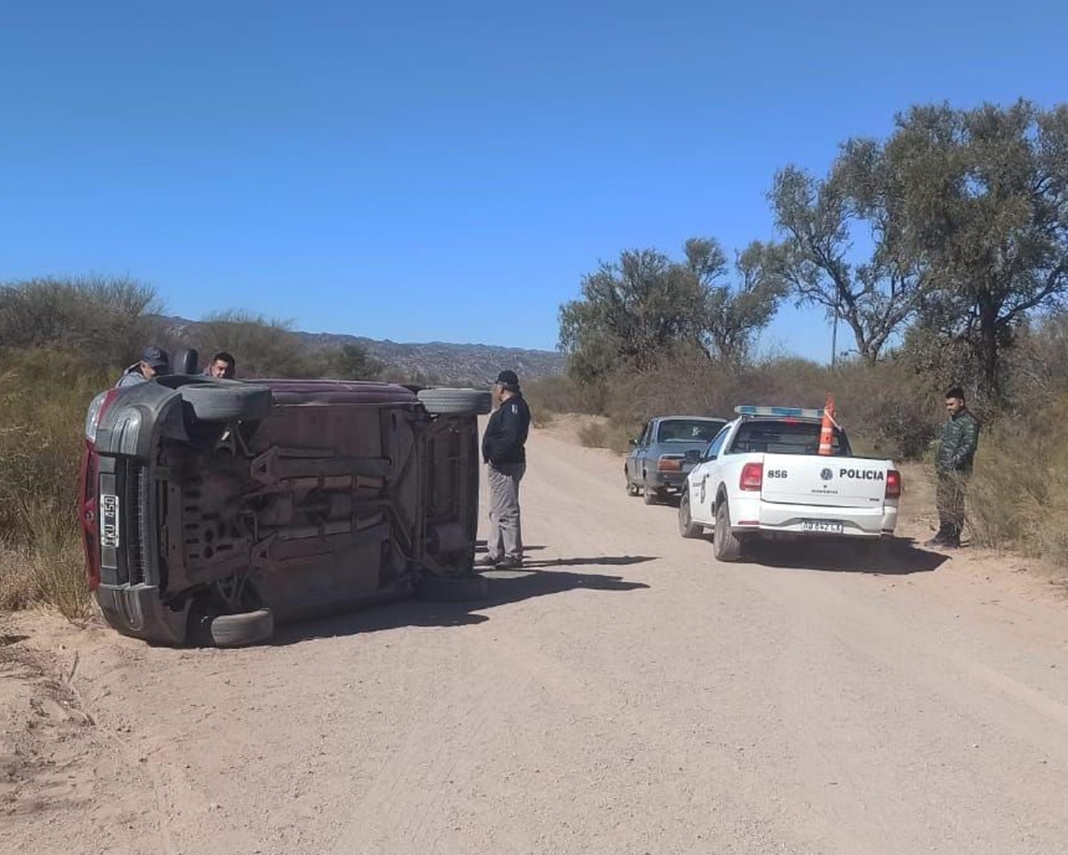 VUELCO EN PORTEZUELO DEJÓ DAÑOS MATERIALES