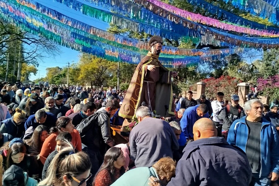 UNA MULTITUD MOSTRÓ SU DEVOCIÓN POR SAN FRANCISCO