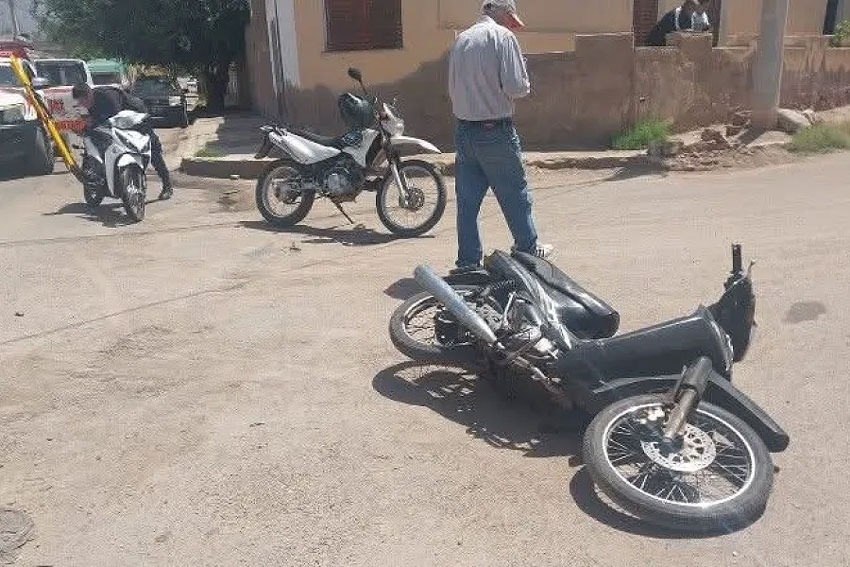 DOS JOVENES SUFRIERON UN SINIESTRO VIAL EN OLTA 