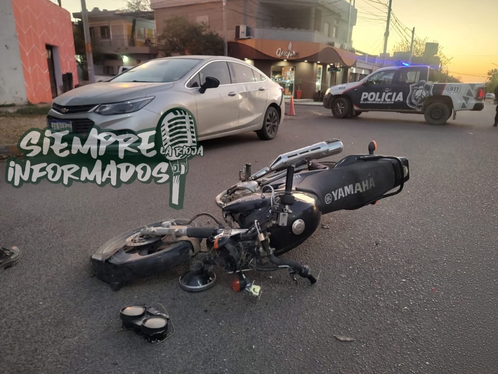   MOTOCICLISTAS SUFRIERON FRACTURAS TRAS CHOCAR CONTRA UN AUTOMÓVIL ESTACIONADO