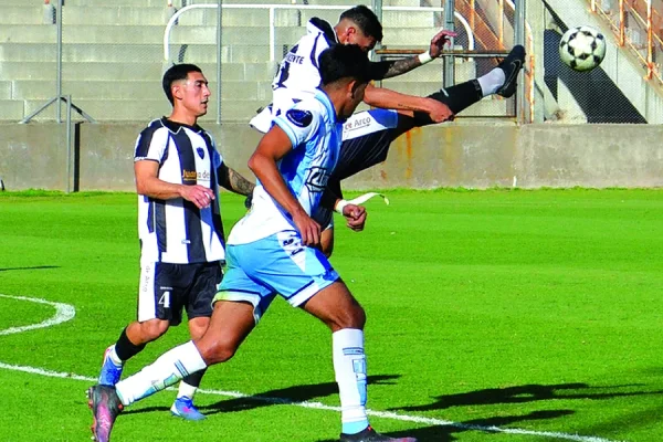 SAN VICENTE GOLE&Oacute; A RACING EN VARGAS Y EST&Aacute; EN CUARTOS DE FINAL