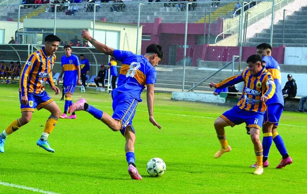 RIOJA JUNIORS LE GAN&Oacute; CON NUEVE HOMBRES A DEFENSORES DE LA BOCA Y SAC&Oacute; VENTAJA EN LA SERIE DE CUARTOS