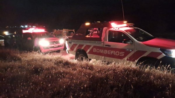 VORAZ INCENDIO FRENTE AL CAMPING LEGISLATIVO MOVILIZ&Oacute; A LOS BOMBEROS