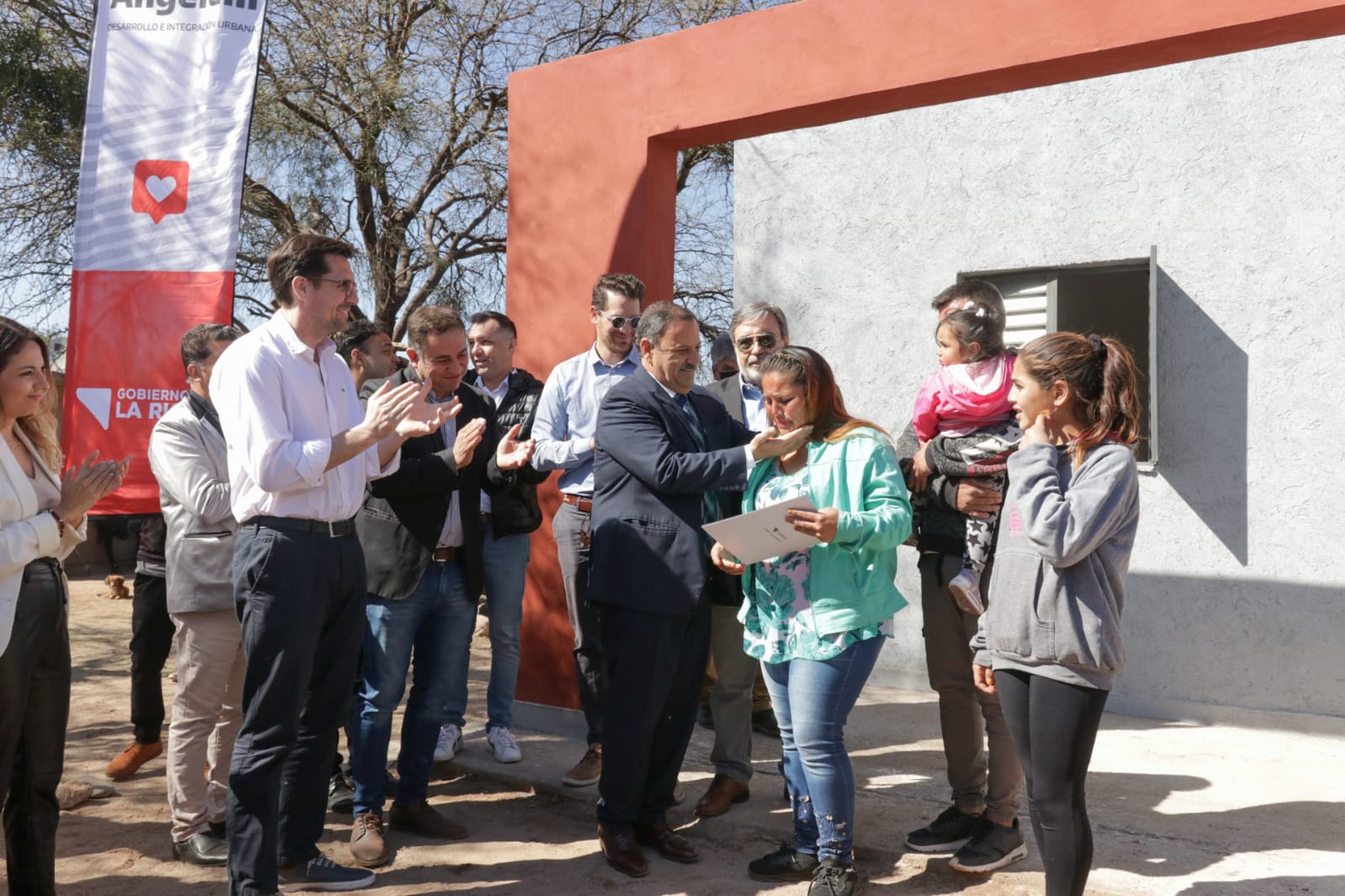 EL GOBIERNO ENTREGÓ VIVIENDAS EN OLTA