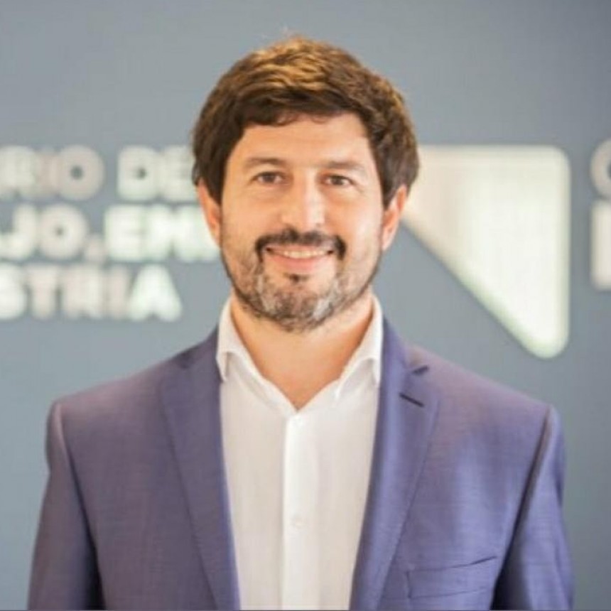 EL MINISTRO BAZÁN MOSTRÓ LA NUEVA MAQUINARIA EN FÁBRICA 