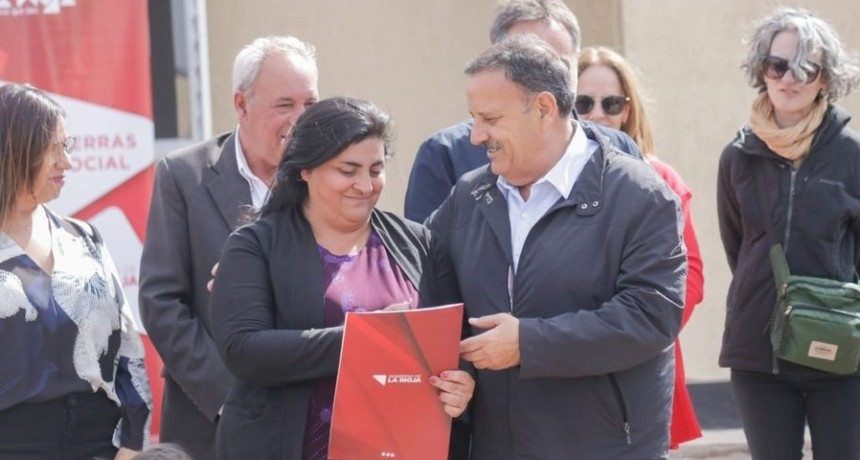CATUNA: EL GOBERNADOR ENTREGÓ DIEZ VIVIENDAS DE TRES DORMITORIOS