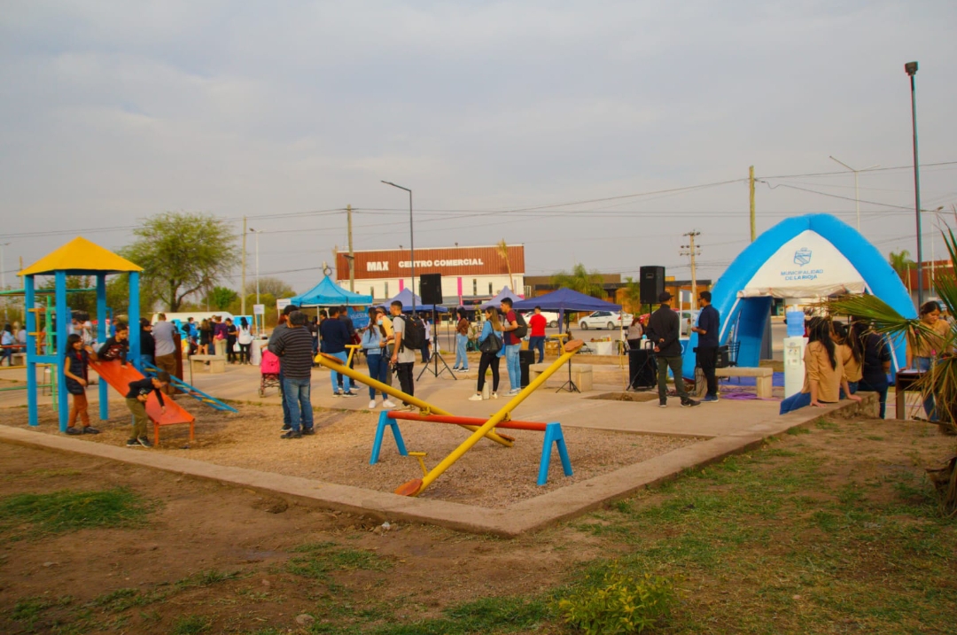 LA INTENDENTA INAUGURÓ LA PLAZOLETA 