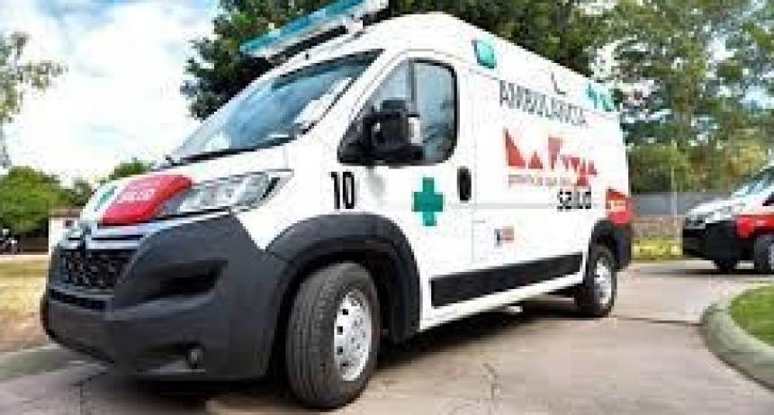 CHOFER DE UNA AMBULANCIA CHOCÓ A UN MÓVIL POLICIAL AL DIRIGIRSE A UNA EMERGENCIA