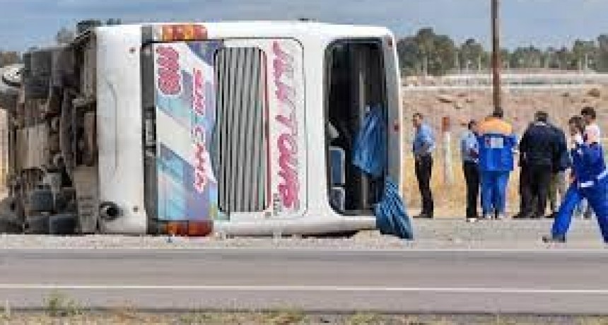 UN COLECTIVO CON HINCHAS DE BOCA VOLCÓ EN MENDOZA: UNA MUJER MURIÓ Y HAY DIEZ HERIDOS
