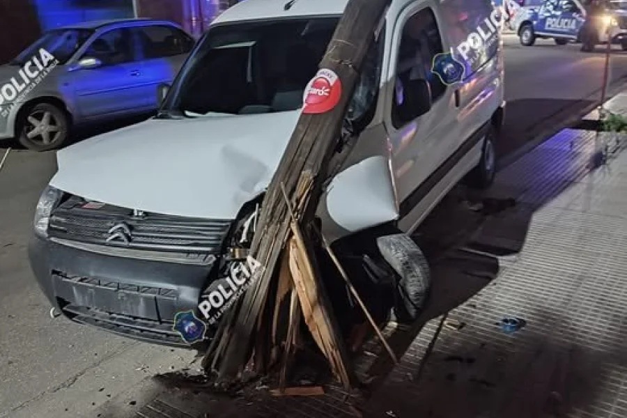 PERDIÓ EL CONTROL DE SU CAMIONETA Y CHOCÓ UN POSTE DE LUZ