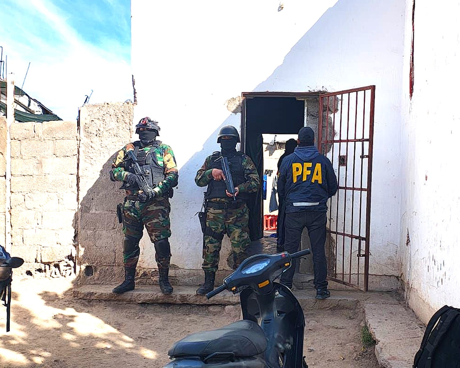 TRES DETENIDOS TRAS UN ALLANAMIENTO POR TRATA DE PERSONAS