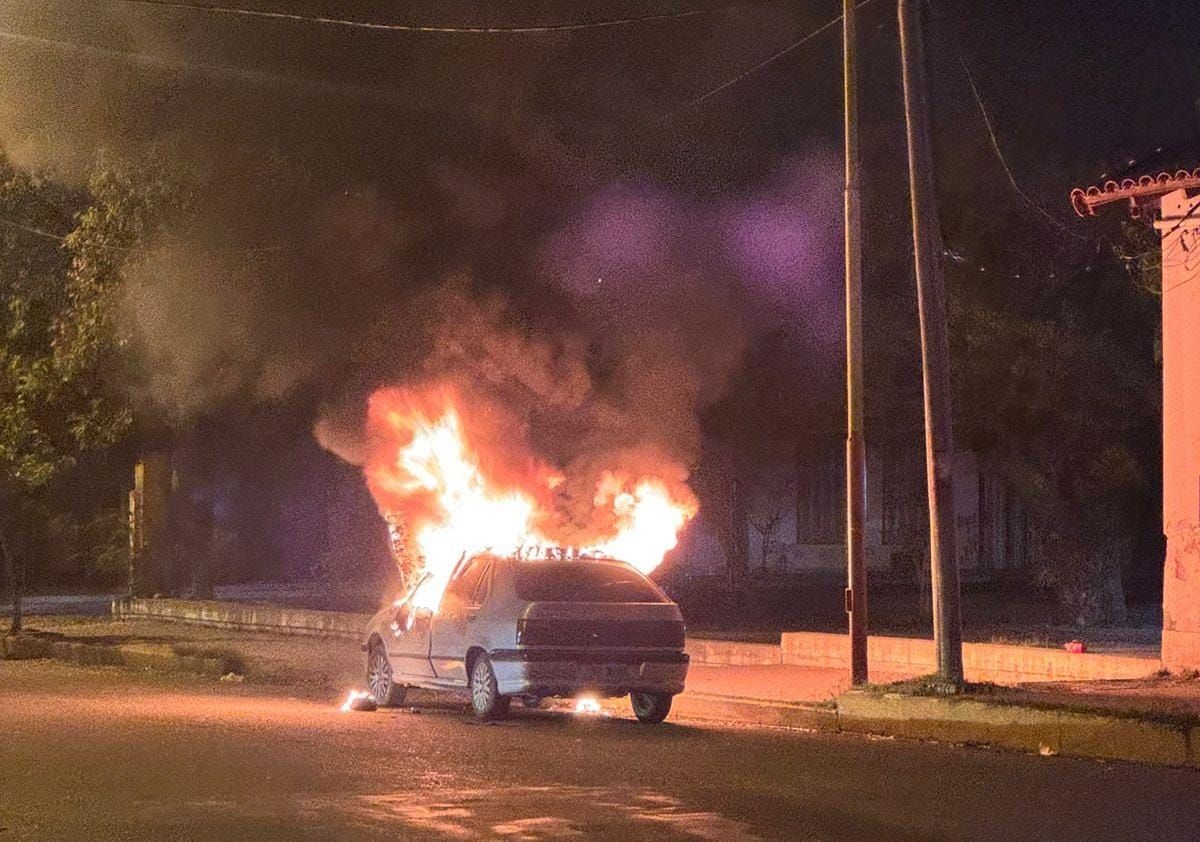 INCENDIO CONSUMIÓ UN AUTO Y SOLO HUBO DAÑOS MATERIALES