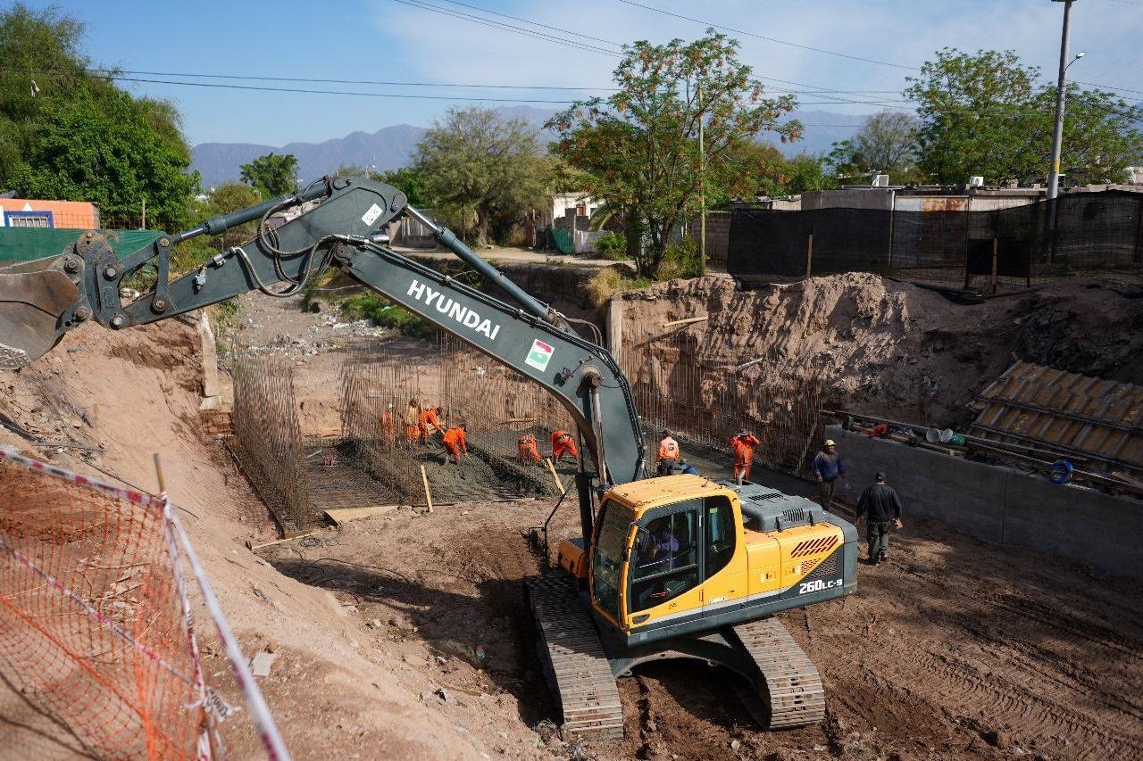 INICIÓ LA CONSTRUCCIÓN DEL NUEVO PUENTE EN EL BARRIO 20 DE MAYO