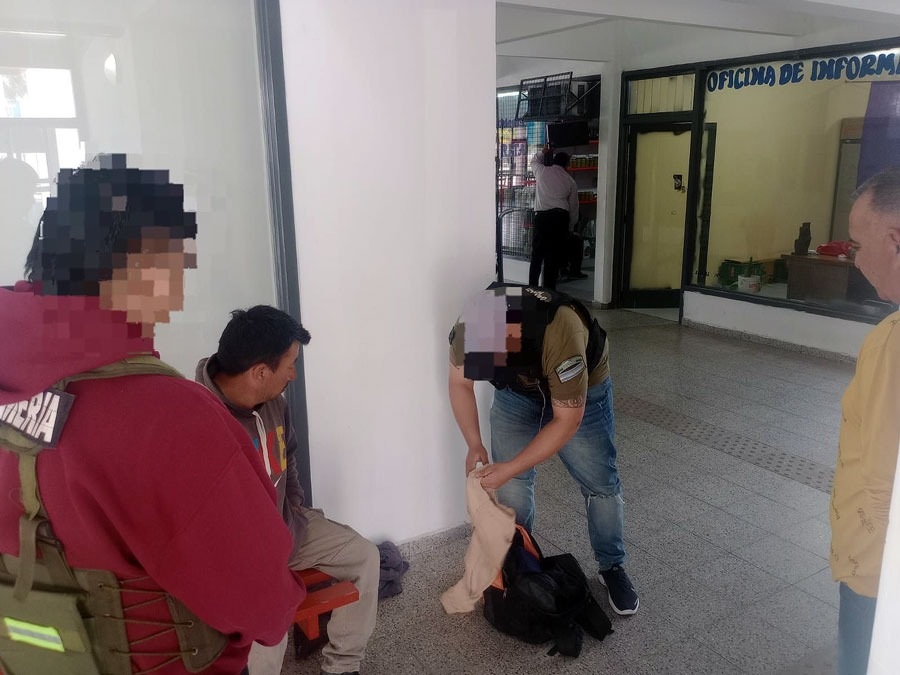 DETUVIERON A UNA PERSONA CUANDO FUE A RETIRAR UN PAQUETE CON UN KILO DE MARIHUANA EN AIMOGASTA