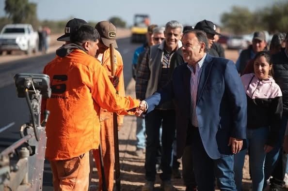 RICARDO QUINTELA SUPERVISÓ EL AVANCE DEL ASFALTADO EN LA RUTA PROVINCIAL N° 6