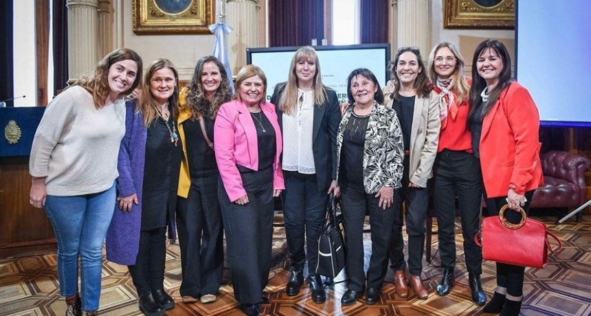 LA SENADORA CLARA VEGA PRESENTE EN JORNADA SOBRE SALUD MENTAL